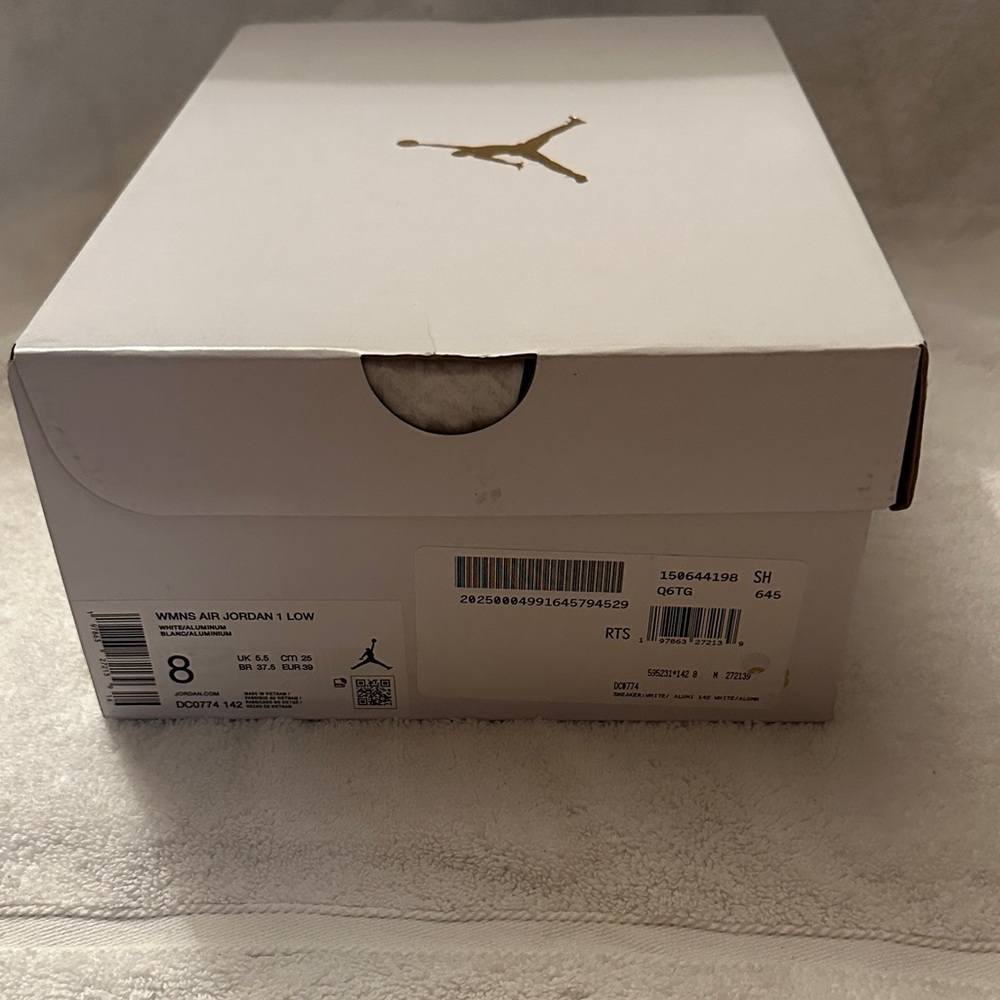 BRAND NEW Air Jordan 1 Low Women's Shoes Size 8 - Picture 3 of 8